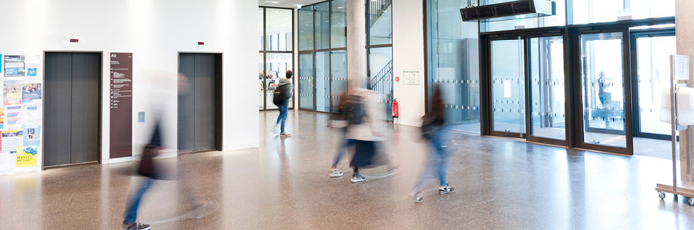 Studierende gehen durch die Magistrale / Eingangsbereich der FH Bielefeld