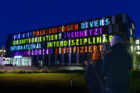 Die Hochschule Bielefeld (HSBI), Campus Bielefeld, Illumination zum 50-jährigen Jubiläum, 2021