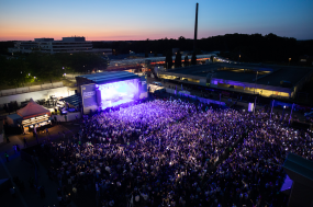 Drohnenaufnahme auf das Festivalgelände mit Hauptbühne