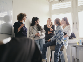 Es werden fünf Frauen in einer Gesprächssituation in der HSBI gezeigt