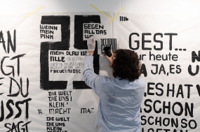 Studierende gestalteten die Wände der Galerie im Fachbereich Gestaltung der HSBI.