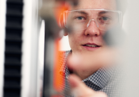Studierender im Labor für Kunststofftechnik