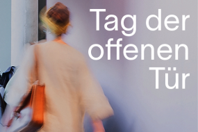 Schriftzug Tag der offenen Tür auf einem Bild in dem eine Frau auf eine Sitzmöglichkeit zu geht