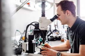 Student schaut in ein Mikroskop