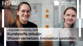 Zwei Wissenschaftlerinnen sitzen nebeneinander und lächeln.