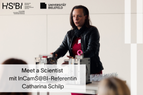 Catharina Schilp vor steht an einem Spritzgusswerkzeug und spricht zu einem Publikum.