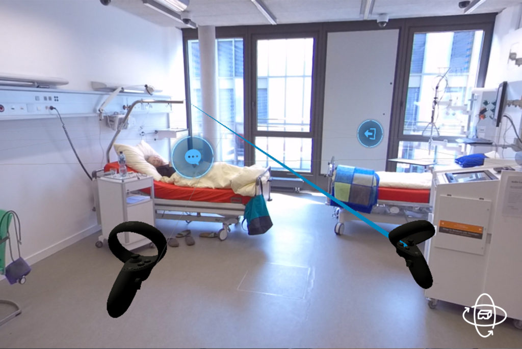 Krankenhauszimmer mit Person im Bett. Zwei Controller sind im Bild zu sehen, von denen lange blaue Striche ins Bild ragen.