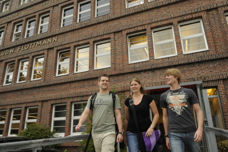 Studierende auf dem Weg