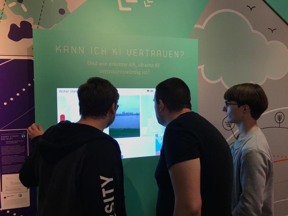 Besuch beim Ausstellungsschiff MS Wissenschaft