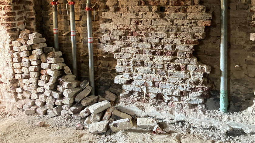 Hauptgebäude Sanierung Wand und Rohre