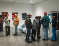 Besucher:innen der Ausstellung