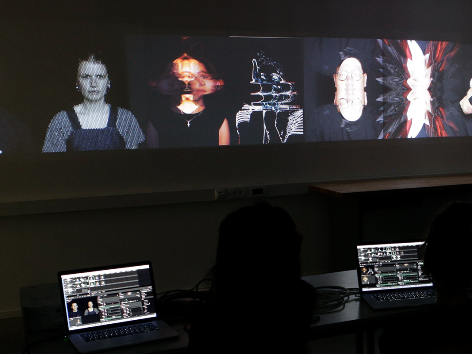 Projektion und Laptops mit dem Programm Resolume Arena