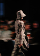 Model auf Laufsteg in Outfit aus Eratos Kollektion