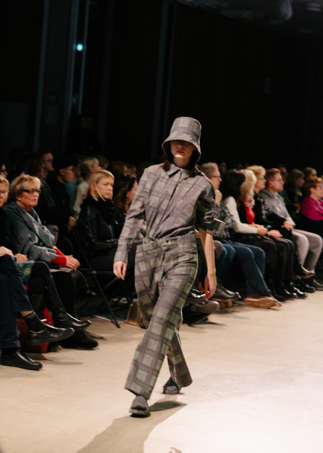 Model auf Laufsteg in Outfit aus Eratos Kollektion