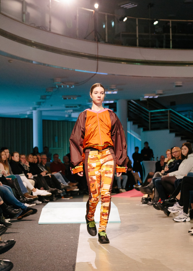 Model auf Laufsteg, das ein Outfit aus Romana Haakes Kollektion trägt