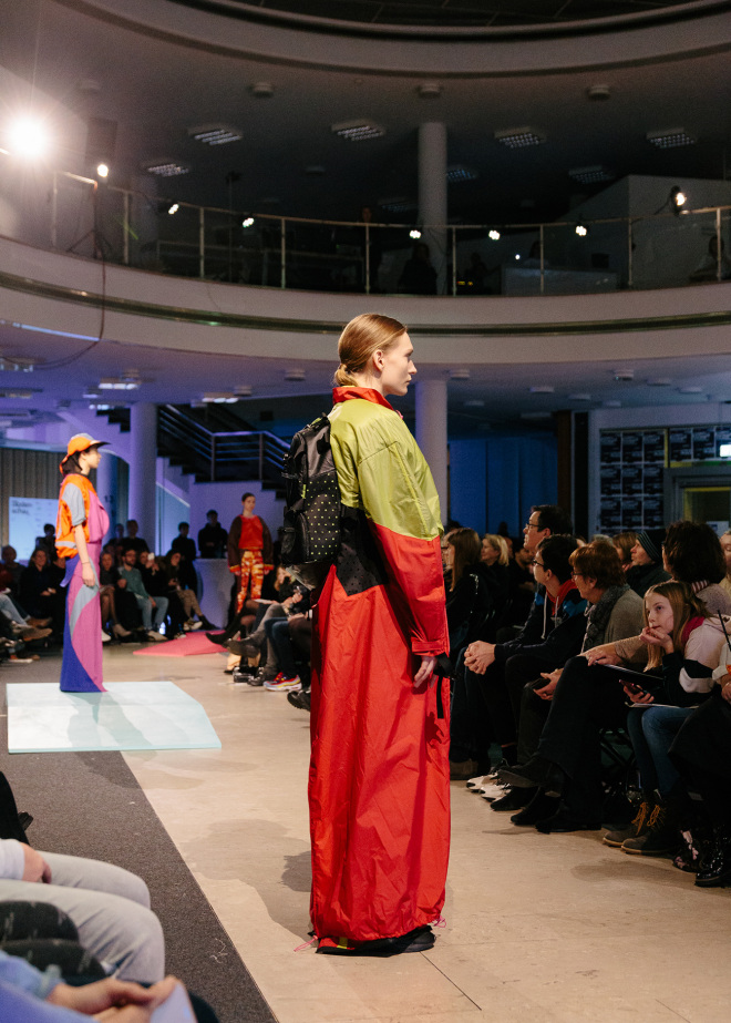 Zwei Models in Outfits aus Romana Haakes Kollektion stehen auf dem Laufsteg