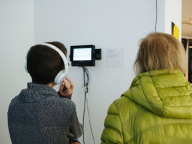Person mit Kopfhörern sieht sich eine Animation an