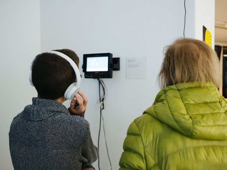 Person mit Kopfhörern sieht sich eine Animation an
