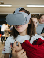 Junge Frau trägt eine VR-Brille