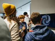Personen sehen sich eine generative Animation an