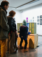 Mädchen interagiert mit der Installation \