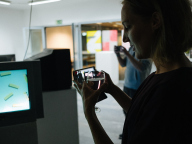Claudia Rohrmoser betrachtet eine Animation mithilfe der Artivive-App