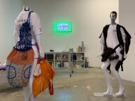 Schaufensterpuppen mit Taschen