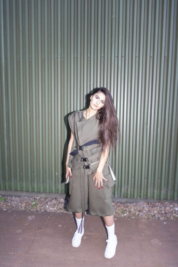 Model in Outfit der Kollektion