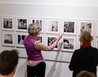 Anna Zika erläutert Fotografien; Foto: Felix Hüffelmann