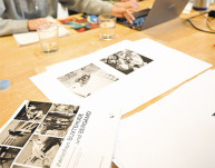 Anna Zika mit Lena Heper und Leonie Knapp bei der Arbeit an der Publikation; Foto: Marcus Wildelau