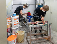 Annette Brückner und Leif Stohlmann beim Streichen der Rahmen; Foto: Maik Schneiker
