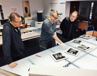 Mario Vrdoljak, Thorsten Nottebrock und Dietmar Otto diskutieren die Ausstellungsprints; Foto: Marcus Wildelau