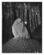 großer Stein vor lamettaähnlichem Vorhang