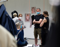 Besucher:innen auf der Werkschau Sommer 2022