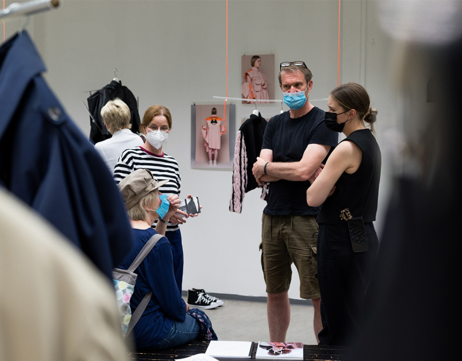 Besucher:innen auf der Werkschau Sommer 2022