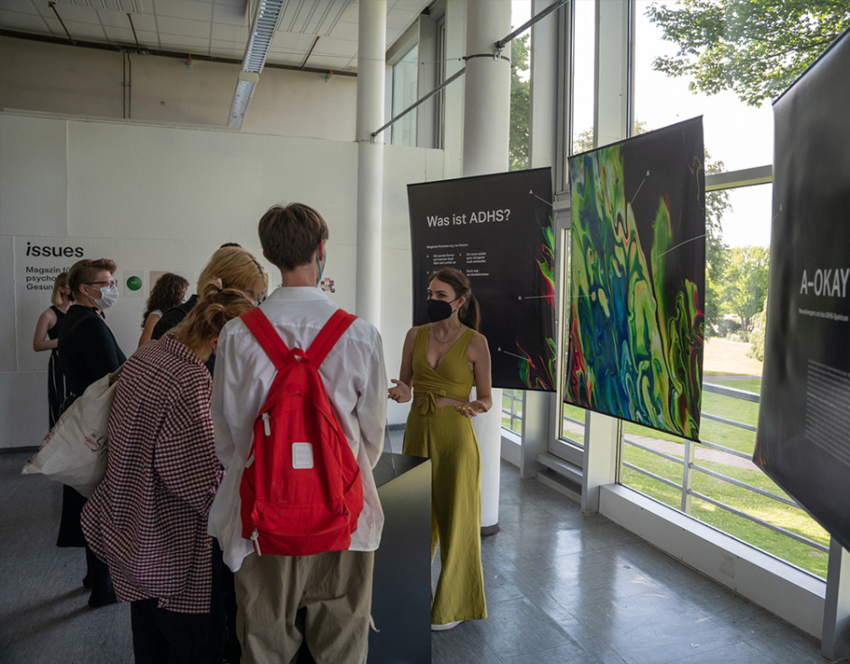 Besucher:innen auf der Werkschau Sommer 2022