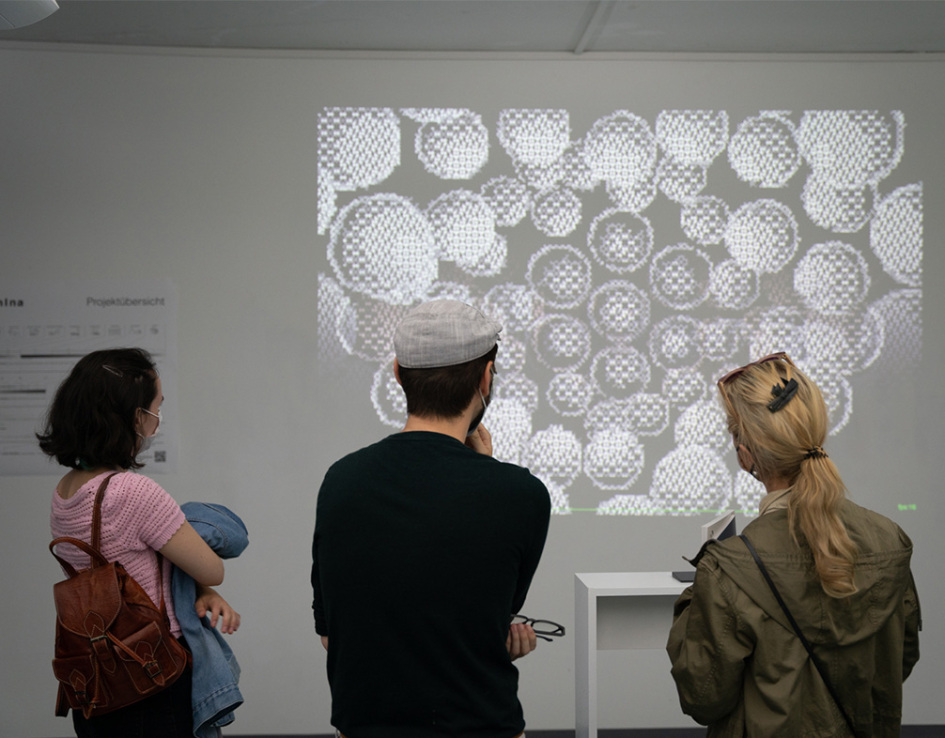 Besucher:innen auf der Werkschau Sommer 2022