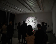 Besucher:innen auf der Werkschau Sommer 2022