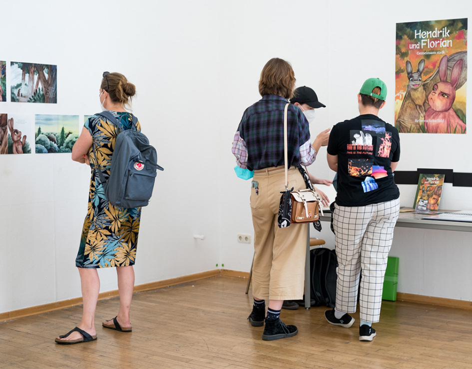 Besucher:innen auf der Werkschau Sommer 2022