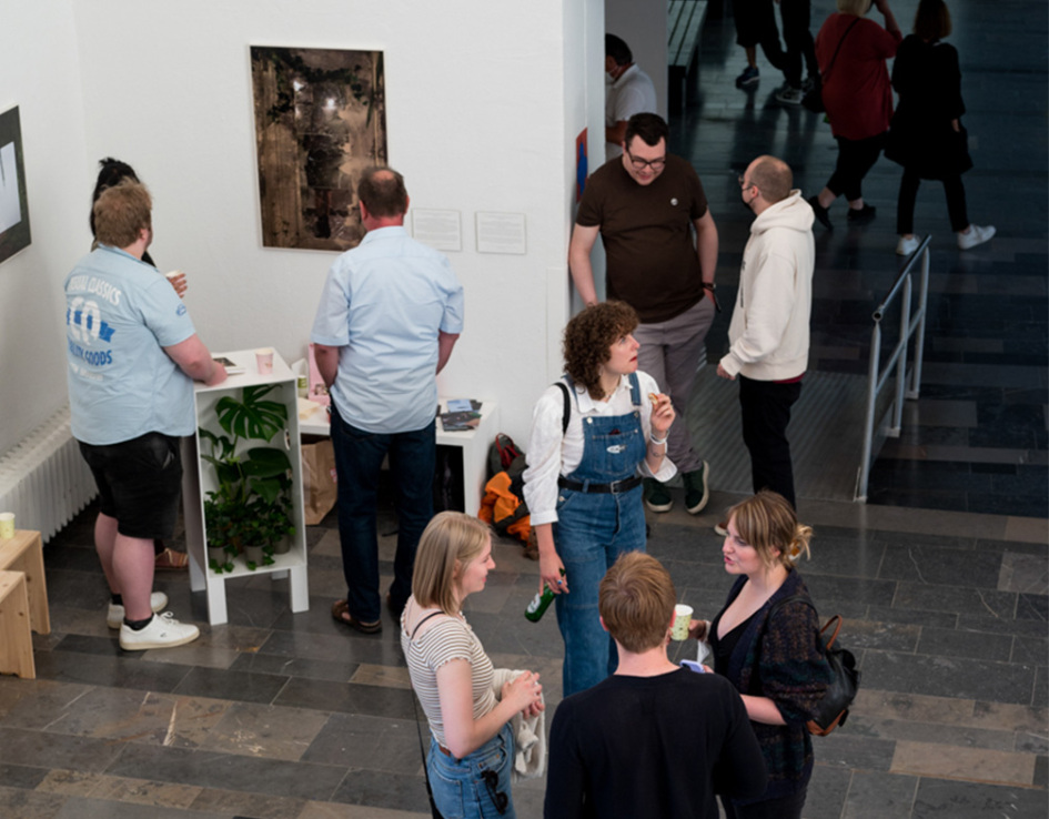 Besucher:innen auf der Werkschau Sommer 2022