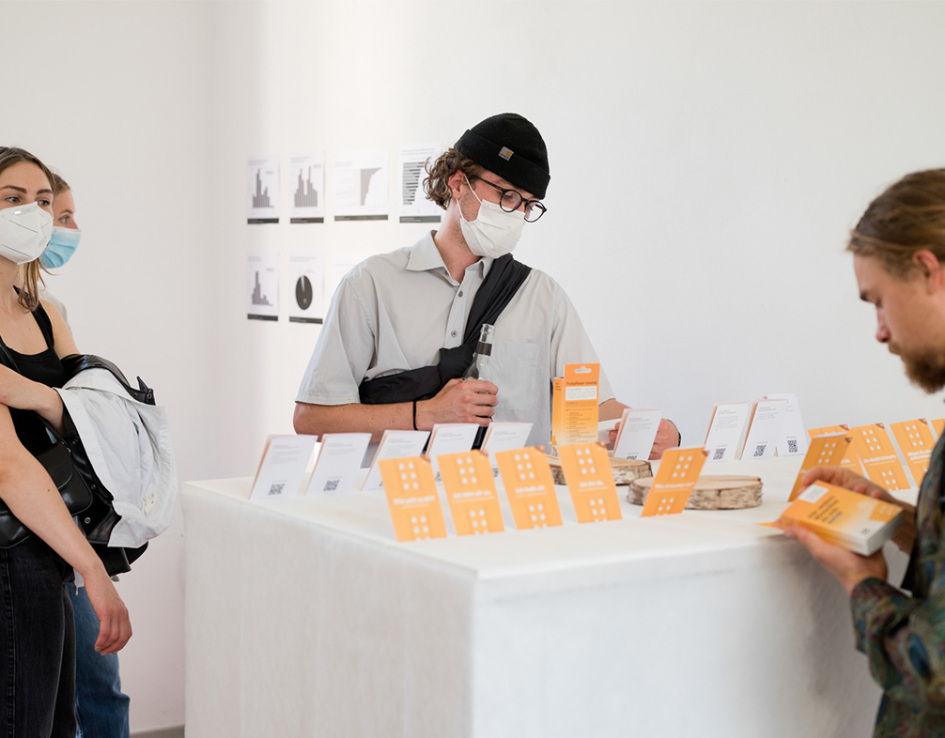 Besucher:innen auf der Werkschau Sommer 2022