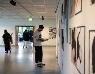 Besucher:innen auf der Werkschau Sommer 2022