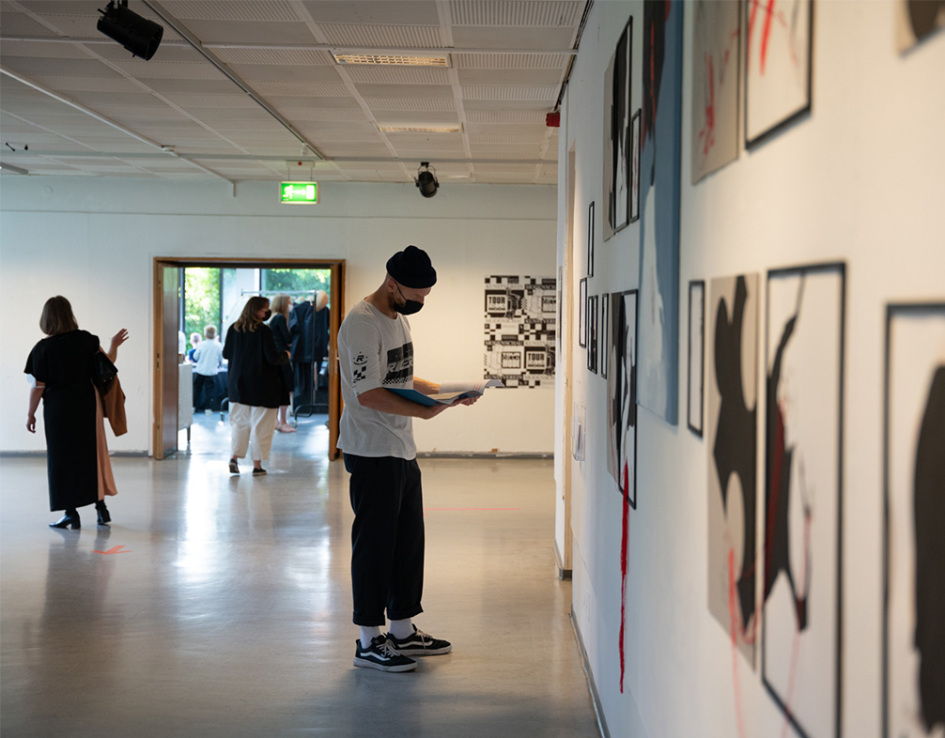 Besucher:innen auf der Werkschau Sommer 2022