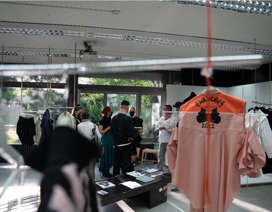 Besucher:innen auf der Werkschau Sommer 2022