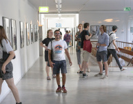 Besucher_innen auf der Werkschau Sommer 2023