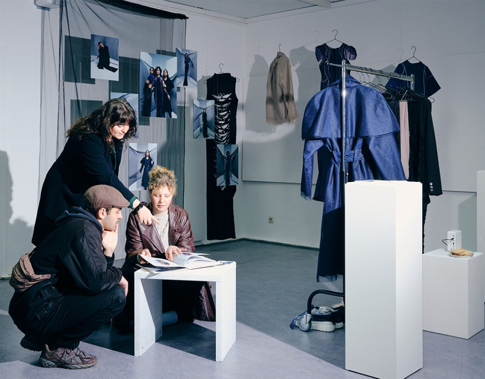 Besucher:innen auf der Werkschau Wintersemester 2023/2024