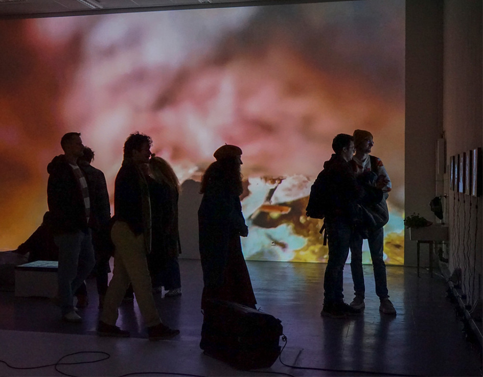 Besucher:innen auf der Werkschau Wintersemester 2023/2024