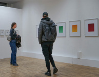 Besucher:innen auf der Werkschau Wintersemester 2023/2024