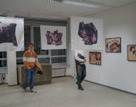 Besucher:innen auf der Werkschau Wintersemester 2023/2024