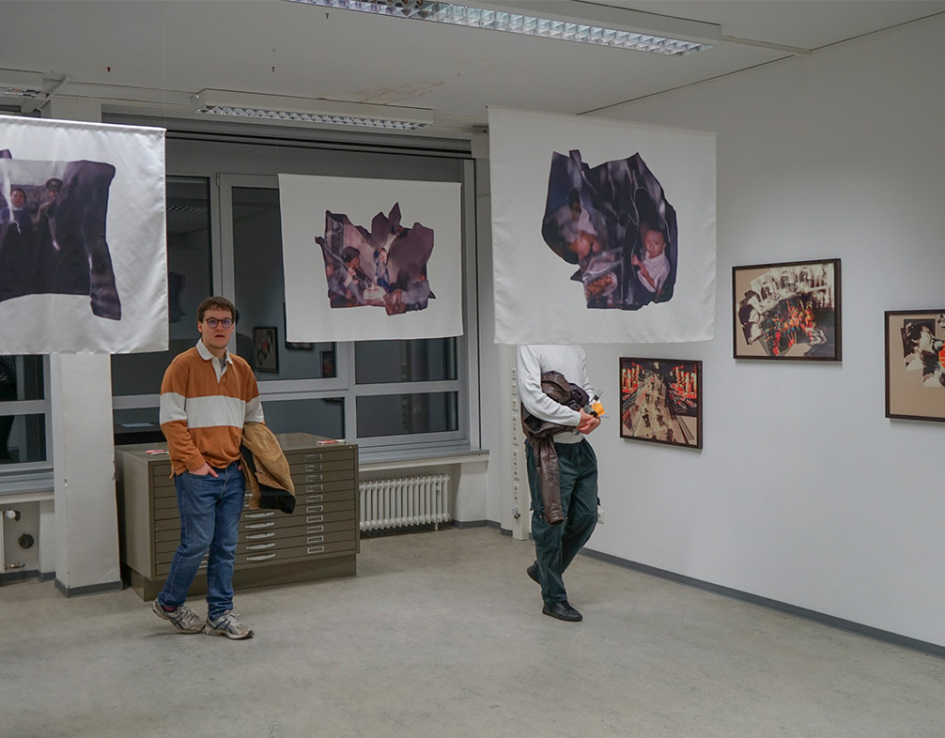 Besucher:innen auf der Werkschau Wintersemester 2023/2024